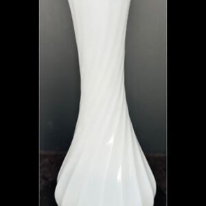 Chic White Twisted Vase